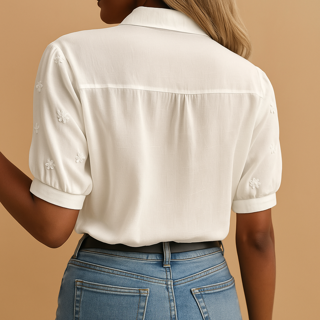 Elegante camicetta bianca da donna con colletto classico e chiusura con bottoni, ideale sia per l'ufficio che per il tempo libero.