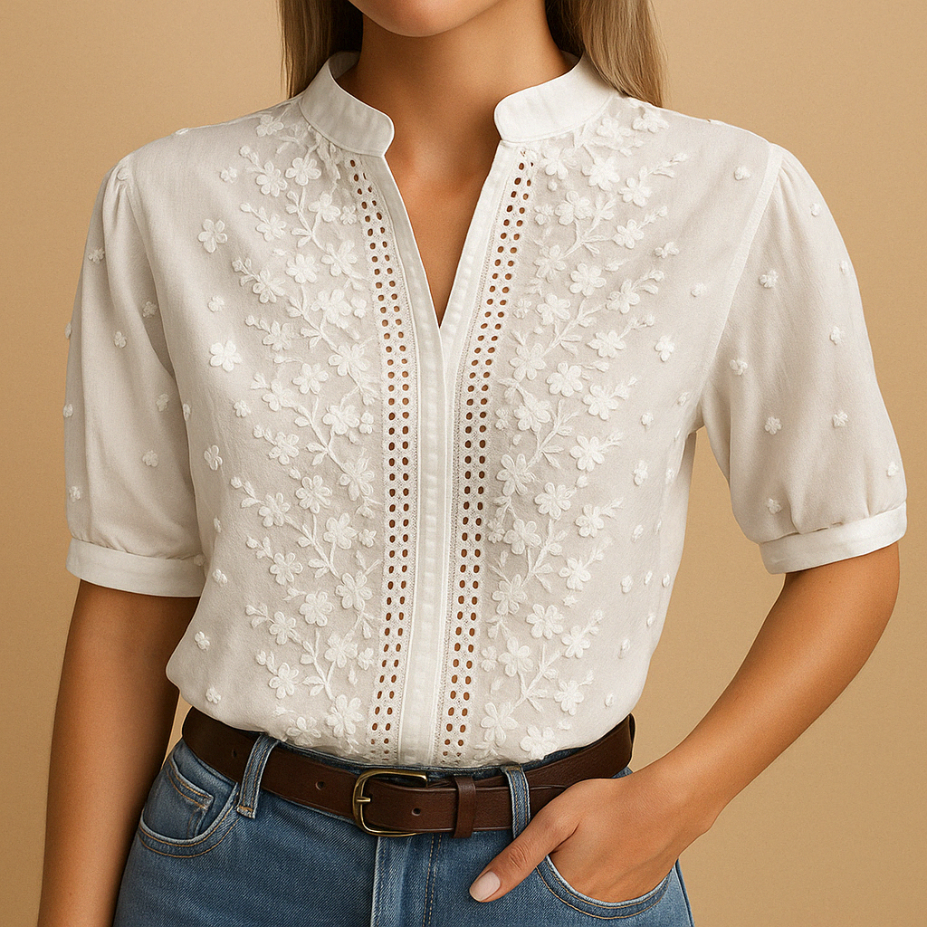 Elegante camicetta bianca da donna con colletto classico e chiusura con bottoni, ideale sia per l'ufficio che per il tempo libero.