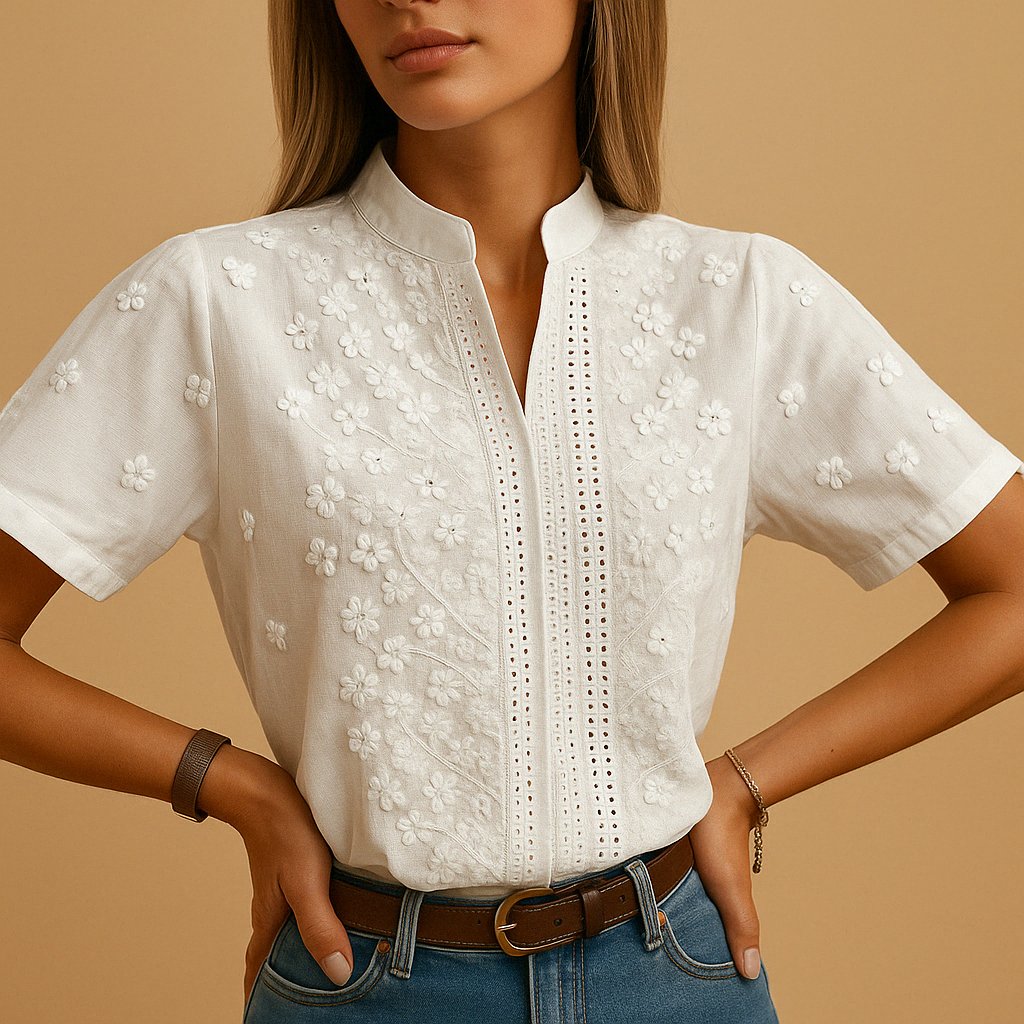 Elegante camicetta bianca da donna con colletto classico e chiusura con bottoni, ideale sia per l'ufficio che per il tempo libero.